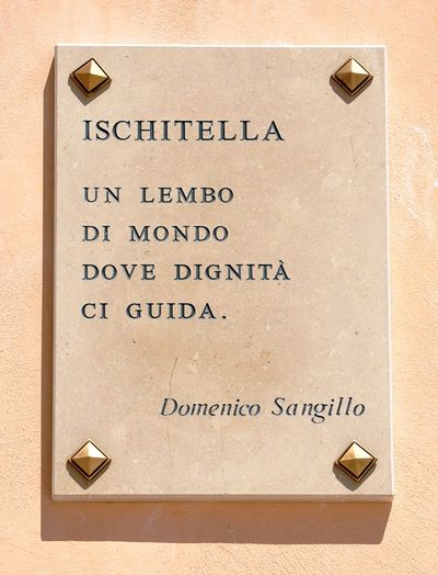 Ischitella - Lapide con i versi di Domenico Sangillo in onore di Ischitella.jpg