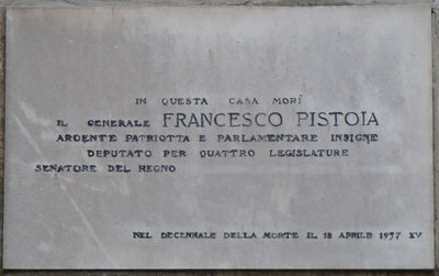 Isola Dovarese - Lapide al Gen. Pistoia.jpg
