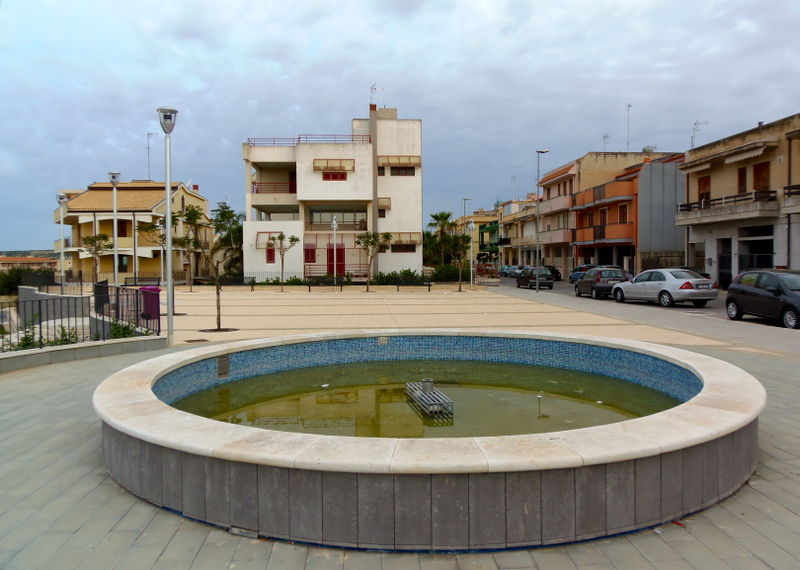 File:Ispica - Piazza.jpg