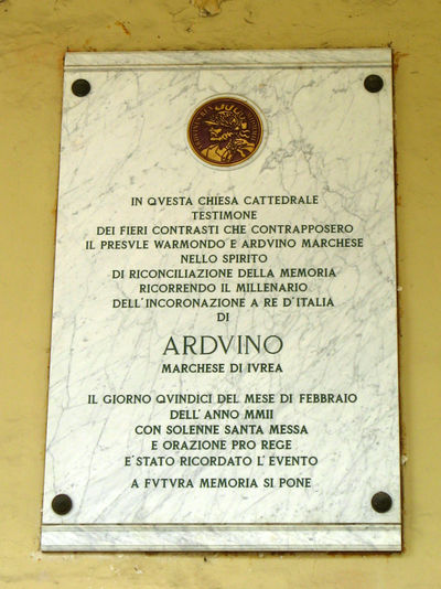 Ivrea - Lapide sul Duomo.jpg