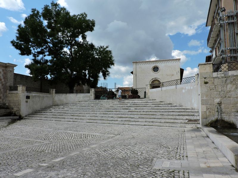 File:L'Aquila - Fontana 99 cannelle-ingresso.jpg