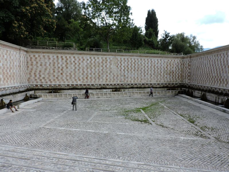 File:L'Aquila - Fontana 99 cannelle.jpg