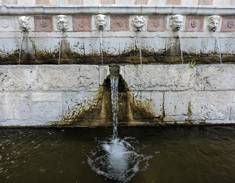 File:L'Aquila - Fontana 99 cannelle3.jpg