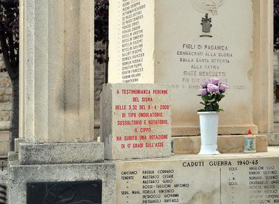 L'Aquila - Monumento ai Caduti in guerra a Paganica 3.jpg