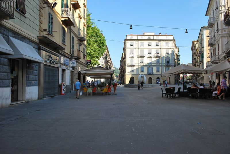 File:La Spezia - Via Priore.jpg