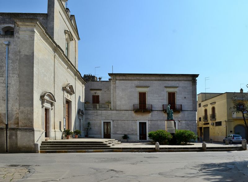 File:Latiano - Piazza Bartolo Longo.jpg