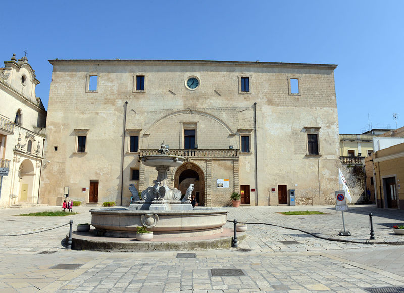 File:Latiano - Piazza Umberto I.jpg