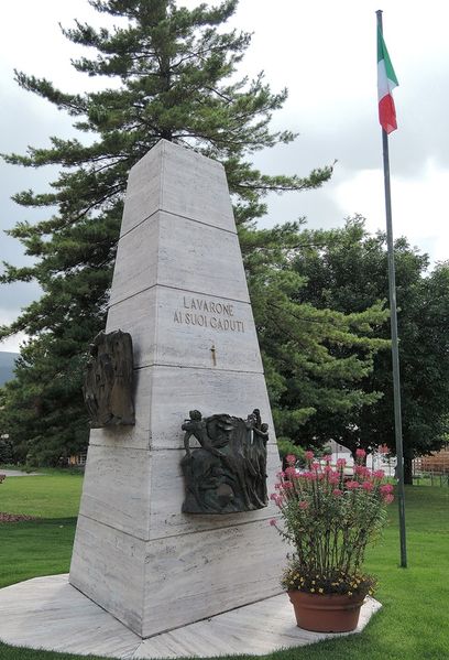 File:Lavarone - Monumento ai Caduti.jpg