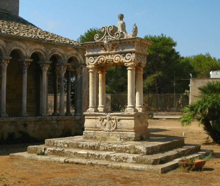 File:Lecce - Cerrate - chiostro.jpg