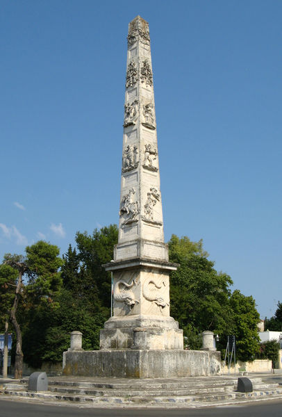 File:Lecce - L'Obelisco.jpg