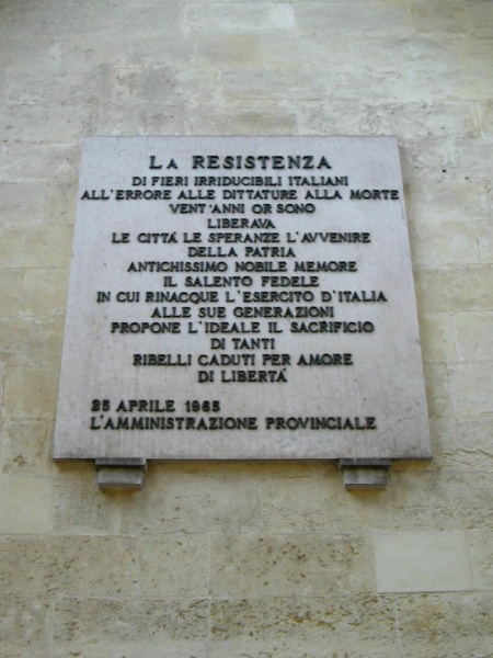 File:Lecce - Lapide alla Resistenza.jpg