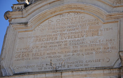 Lecce - Lapide sulla Porta - San Oronzo.jpg