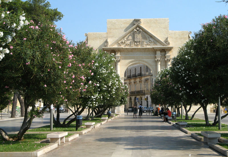 File:Lecce - Piazza A. Rizzo.jpg