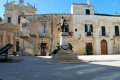 Lecce - Piazza Castromediano - con monumento.jpg