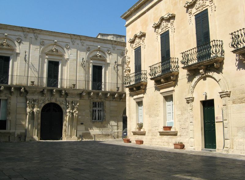File:Lecce - Piazza Falconieri.jpg