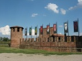 Legnano - Castello Visconteo - Torrione e Stendardi delle 8 contrade.jpg