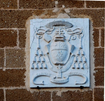 Leporano - Chiesa Maria SS. Immacolata - stemma papale.jpg