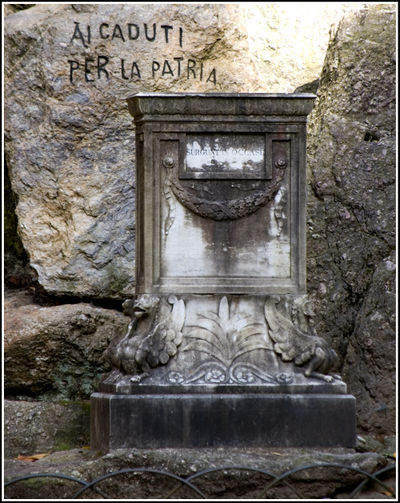 Lucca - lapide Monumento ai Caduti.jpg
