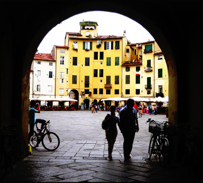 File:Lucca - piazza anfiteatro.jpg