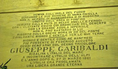 Lucera - Palazzo di Città - scultura raffigurante G. Garibaldi.jpg