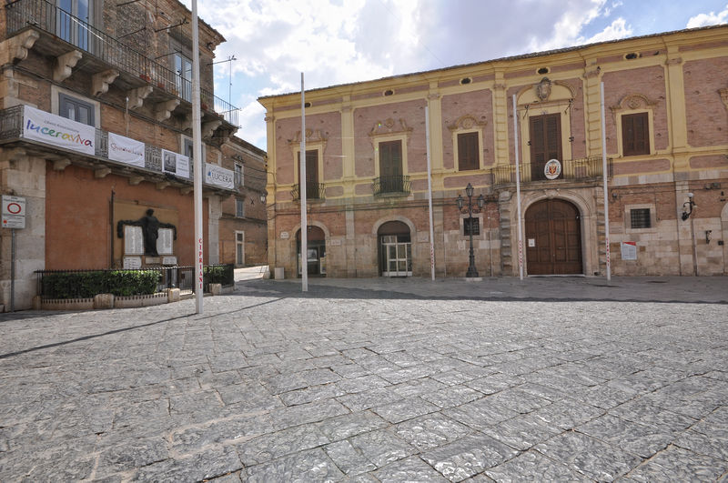 File:Lucera - Piazza Duomo 5.jpg