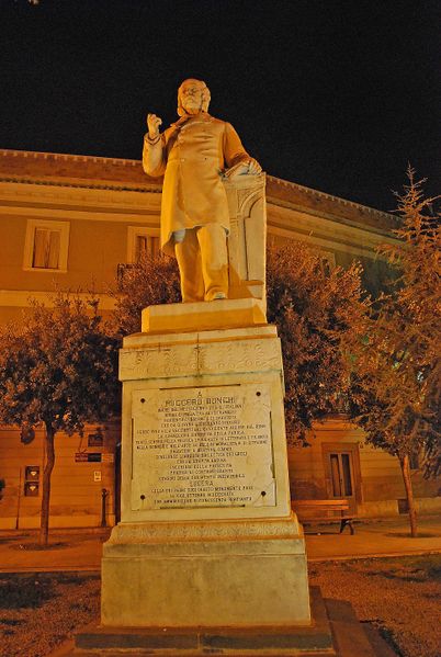 File:Lucera - Piazza Ruggiero Bonghi - Statua.jpg