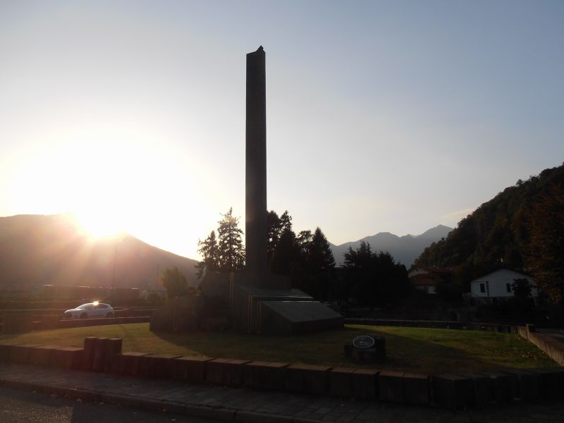 File:Maccagno - Monumento agli Alpini.jpg