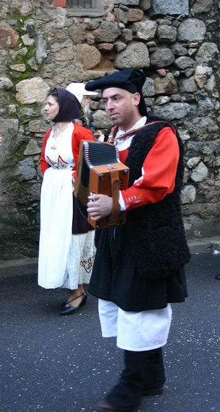 File:Mamoiada SUONATORE in costume.jpg