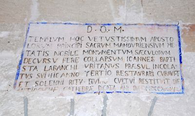 Manduria - Lapide latina al reastauro dell'ipogeo - Chiesa di San Pietro Mandurino.jpg