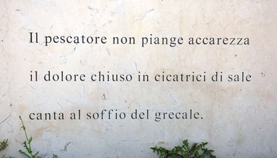 Manfredonia - Lapide del monumento al pescatore - 5.jpg