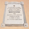 Manfredonia - Lapide in Piazza Marconi.jpg
