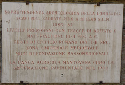 Mantova - Lapide in Piazza Erbe.jpg