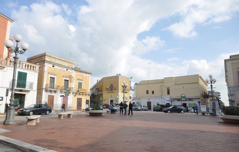 File:Massafra - Piazza Garibaldi.jpg