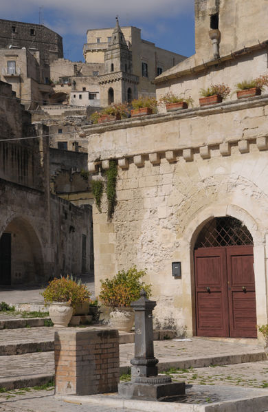 File:Matera - Fontanella nel vicolo.jpg