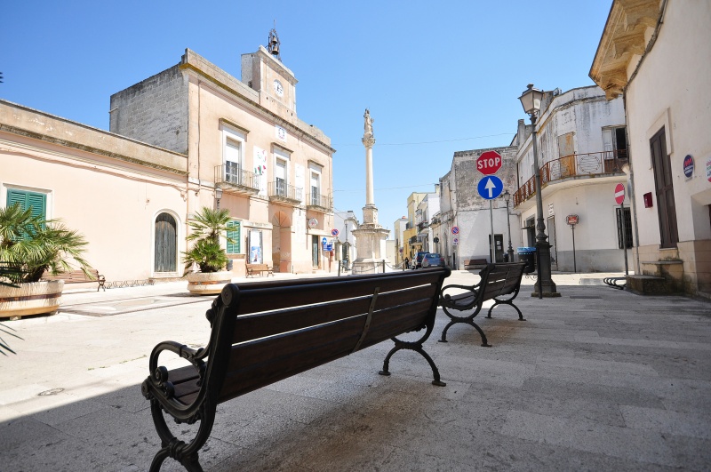 File:Miggiano - Piazza Municipio.jpg