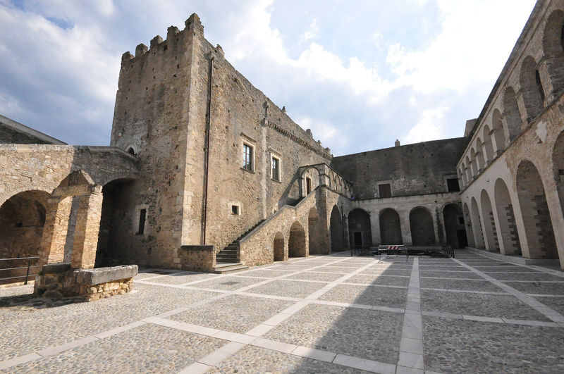 File:Miglionico - il bel castello.jpg