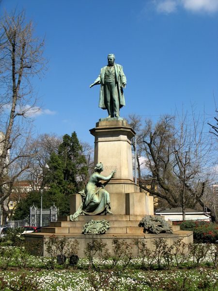 File:Milano - Monumento a Cavour.jpg