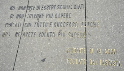Mirano - Lapide sul Monumento Studente.jpg