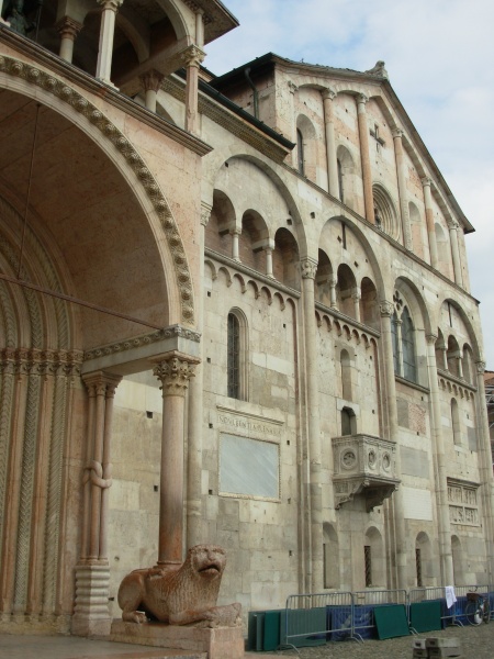 File:Modena - Duomo a Como - fianco destro.jpg