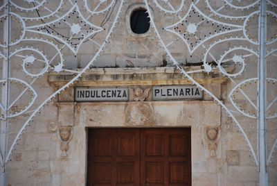 Modugno - Chiesa Santa Maria Assunta - dettaglio iscrizione sul portale.jpg