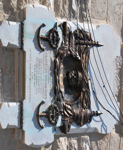 Modugno - Lapide a Pantaleo Sigismondo - Torre dell'Orologio - facciata.jpg