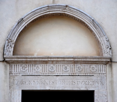 Mola di Bari - Chiesa della Madonna di Loreto - dettaglio iscrizione sul portale.jpg