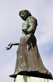 Mola di Bari - dettaglio monumneto a Van Westerhout.jpg