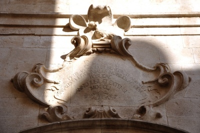 Molfetta - Lapide sul portale d. Ch. S. Pietro.jpg