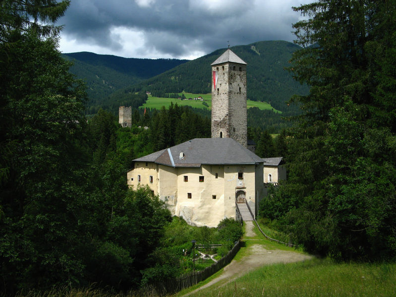 File:Monguelfo-Tesido - Castello.jpg