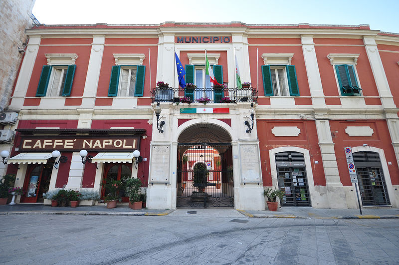 File:Monopoli - Municipio.jpg