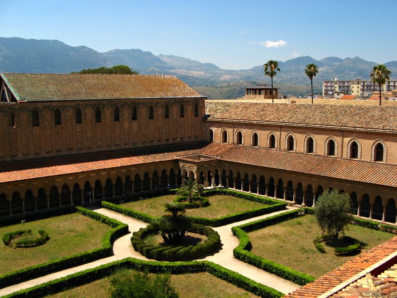 File:Monreale - Chiostro del duomo.jpg