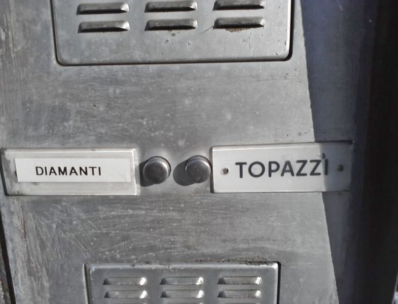 File:Montale - Montale - Famiglie..preziose.jpg