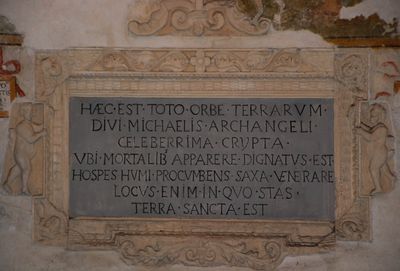 Monte Sant'Angelo - Lapide latina a Michele Arcangelo - interno al Santuario.jpg