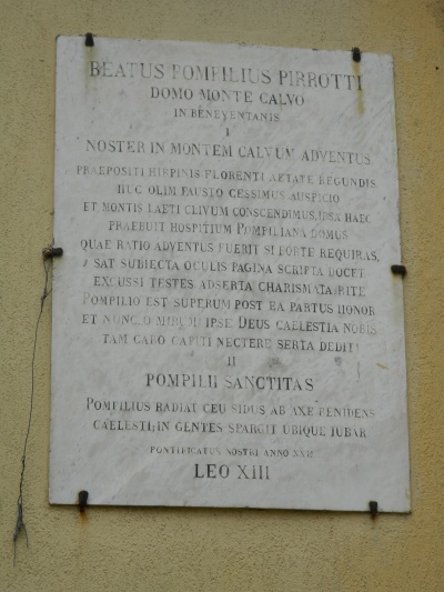 Montecalvo Irpino - Lapide sulla facciata della Chiesa di San Pompilio 2.jpg
